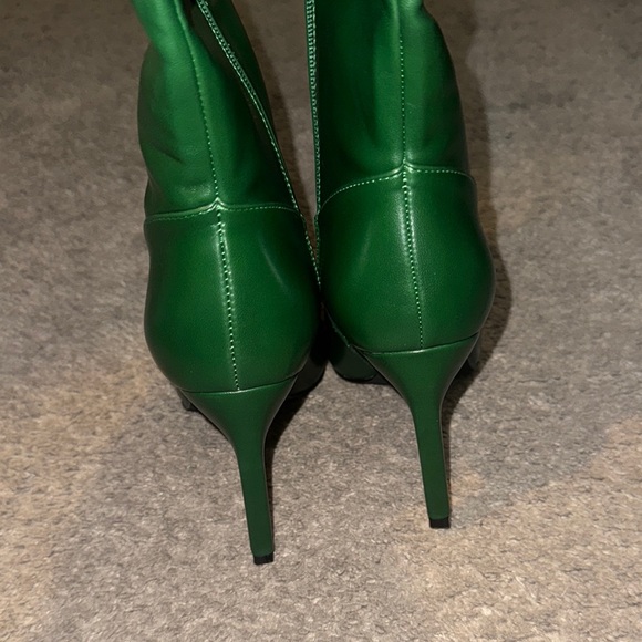 Elegant Green Leather Knee-High Boots - Picture 3 of 5